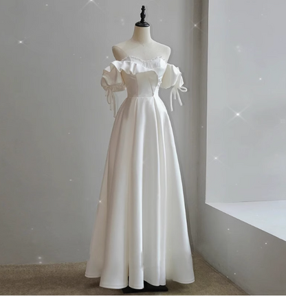 Einfaches schulterfreies A-Linien-Hochzeitskleid aus Satin, bodenlang P2652