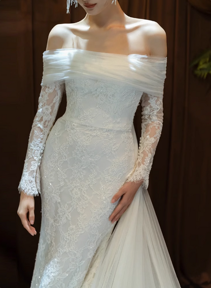 Französisches, einseitig schulterfreies Hochzeitskleid mit Spitze, langen Ärmeln und Schleppe im Meerjungfrauen-Stil P2654