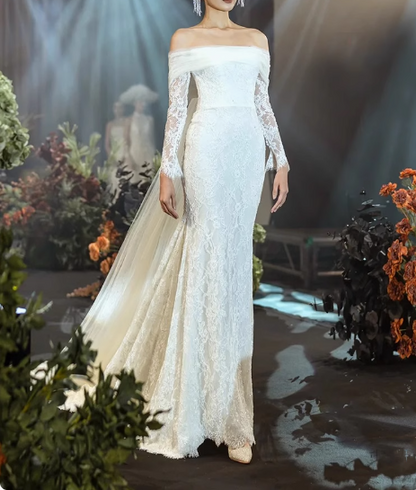 Französisches, einseitig schulterfreies Hochzeitskleid mit Spitze, langen Ärmeln und Schleppe im Meerjungfrauen-Stil P2654