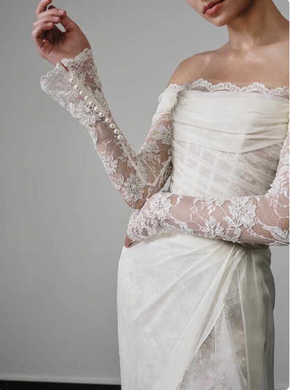 Französisches, einseitig schulterfreies, langärmliges Hochzeitskleid mit Spitze und Schlitz P2657