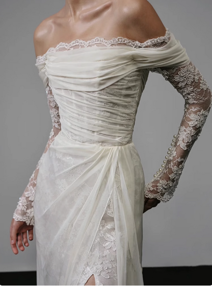 Französisches, einseitig schulterfreies, langärmliges Hochzeitskleid mit Spitze und Schlitz P2657