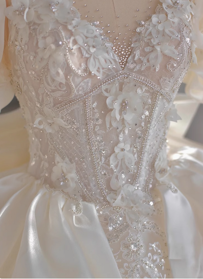 Französisch inspirierter, luxuriöser, glänzender Satin-Brautkleid mit kurzen Ärmeln und Bodenlänge P2660