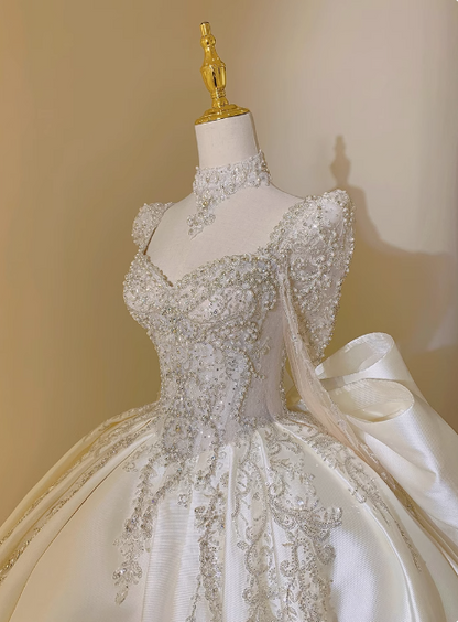 Glänzendes französisches, aufwendig verarbeitetes, langärmeliges, perlenbesetztes Satinschleifen-Brautkleid in Bodenlänge P2662