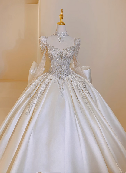 Glänzendes französisches, aufwendig verarbeitetes, langärmeliges, perlenbesetztes Satinschleifen-Brautkleid in Bodenlänge P2662
