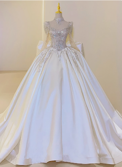 Glänzendes französisches, aufwendig verarbeitetes, langärmeliges, perlenbesetztes Satinschleifen-Brautkleid in Bodenlänge P2662