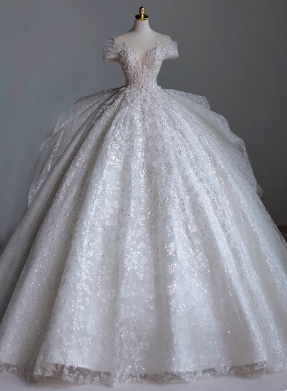 Französisches, bodenlanges Hochzeitskleid mit Rundhalsausschnitt, Perlenstickerei und Glitzer P2663