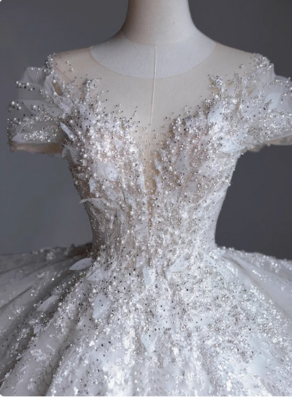 Französisches, bodenlanges Hochzeitskleid mit Rundhalsausschnitt, Perlenstickerei und Glitzer P2663