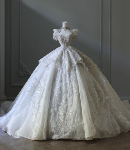 Französisches Retro-Spitzen-Kurzarm-Prinzessin-Perlen-bodenlanges Hochzeitskleid P2566