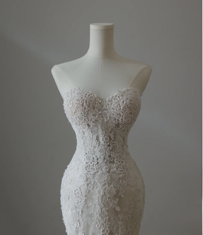 Trägerloses Meerjungfrauen-Brautkleid aus französischer Spitze in Weiß P2567