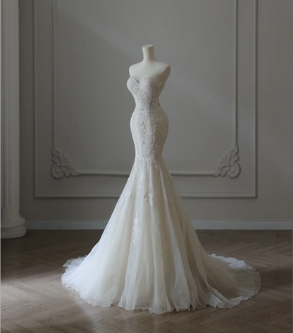 Trägerloses Meerjungfrauen-Brautkleid aus französischer Spitze in Weiß P2567