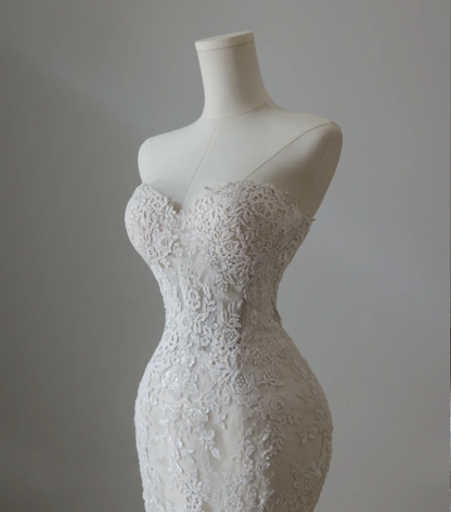Trägerloses Meerjungfrauen-Brautkleid aus französischer Spitze in Weiß P2567