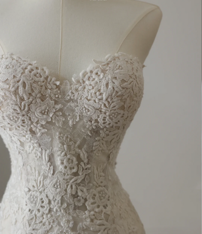 Trägerloses Meerjungfrauen-Brautkleid aus französischer Spitze in Weiß P2567