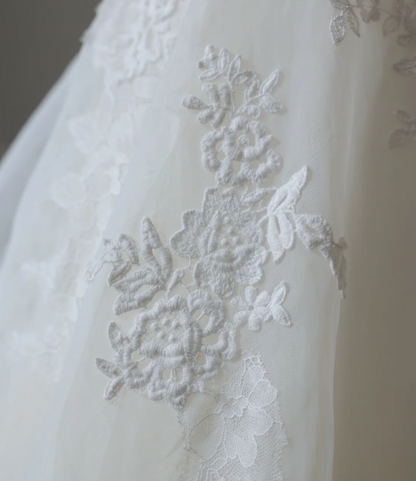 Trägerloses Meerjungfrauen-Brautkleid aus französischer Spitze in Weiß P2567