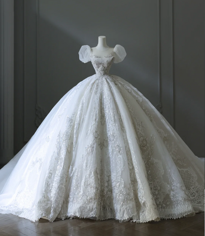 Verträumtes Prinzessinnen-Brautkleid mit Puffärmeln, Rundhalsausschnitt, Perlen und bodenlangem Schnitt P2569