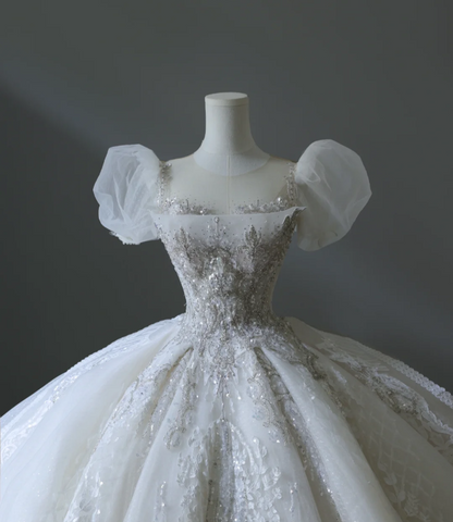 Verträumtes Prinzessinnen-Brautkleid mit Puffärmeln, Rundhalsausschnitt, Perlen und bodenlangem Schnitt P2569