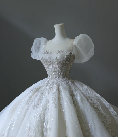 Verträumtes Prinzessinnen-Brautkleid mit Puffärmeln, Rundhalsausschnitt, Perlen und bodenlangem Schnitt P2569