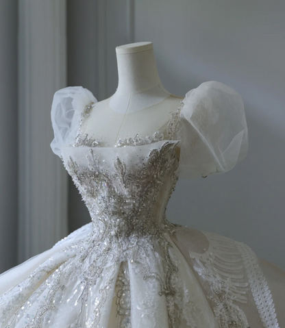 Verträumtes Prinzessinnen-Brautkleid mit Puffärmeln, Rundhalsausschnitt, Perlen und bodenlangem Schnitt P2569
