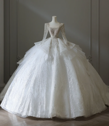 Elegantes bodenlanges Hochzeitskleid P2574 mit quadratischem Ausschnitt, langen Ärmeln und Perlenstickerei aus Tüll