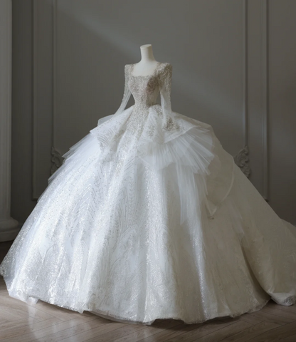 Elegantes bodenlanges Hochzeitskleid P2574 mit quadratischem Ausschnitt, langen Ärmeln und Perlenstickerei aus Tüll
