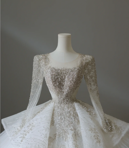 Elegantes bodenlanges Hochzeitskleid P2574 mit quadratischem Ausschnitt, langen Ärmeln und Perlenstickerei aus Tüll