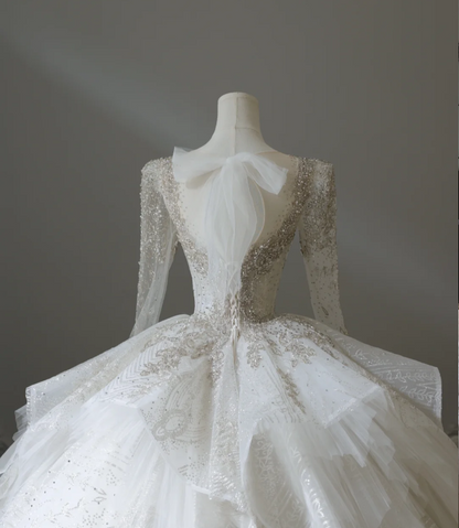 Elegantes bodenlanges Hochzeitskleid P2574 mit quadratischem Ausschnitt, langen Ärmeln und Perlenstickerei aus Tüll