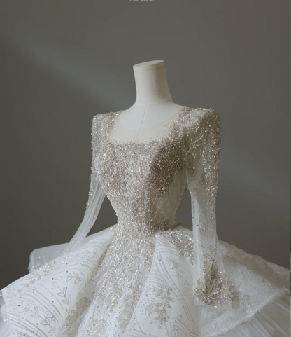 Elegantes bodenlanges Hochzeitskleid P2574 mit quadratischem Ausschnitt, langen Ärmeln und Perlenstickerei aus Tüll