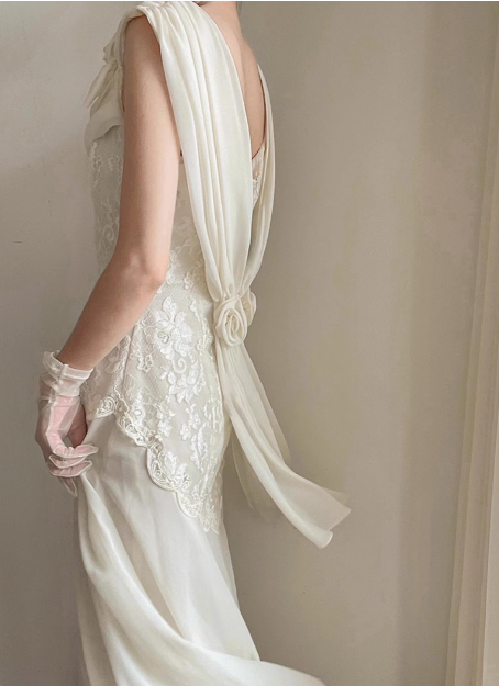 Elegant and minimalist sleeveless chiffon lace wedding dress P2675