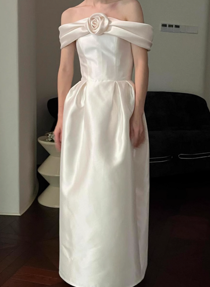 Elegantes und minimalistisches, schulterfreies Brautkleid aus Satin mit 3D-Blumen P2677