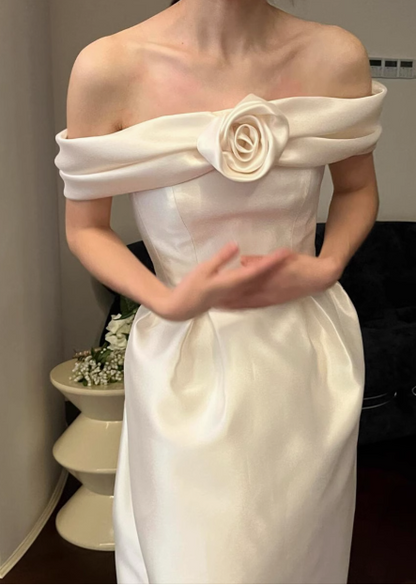 Elegantes und minimalistisches, schulterfreies Brautkleid aus Satin mit 3D-Blumen P2677