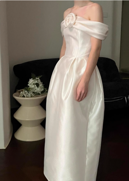 Elegantes und minimalistisches, schulterfreies Brautkleid aus Satin mit 3D-Blumen P2677