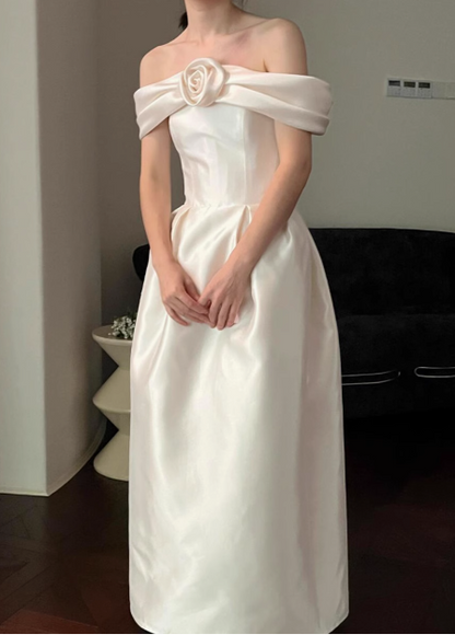 Elegantes und minimalistisches, schulterfreies Brautkleid aus Satin mit 3D-Blumen P2677