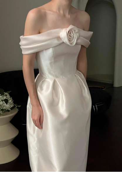 Elegantes und minimalistisches, schulterfreies Brautkleid aus Satin mit 3D-Blumen P2677