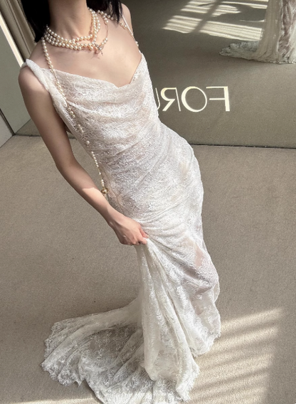 Elegantes und fließendes, rückenfreies Meerjungfrauen-Hochzeitskleid aus weißer Spitze mit Schleppe P2678