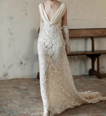 Sexy weißes Meerjungfrauen-Brautkleid mit tiefem V-Ausschnitt, Spitze, Schärpe und Schleppe P2680