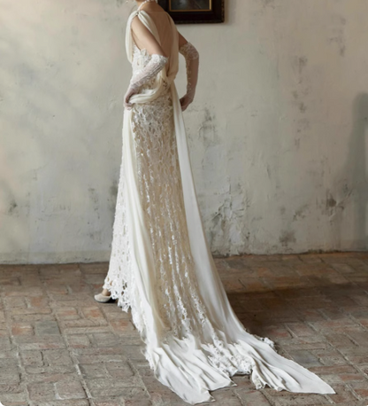 Sexy weißes Meerjungfrauen-Brautkleid mit tiefem V-Ausschnitt, Spitze, Schärpe und Schleppe P2680