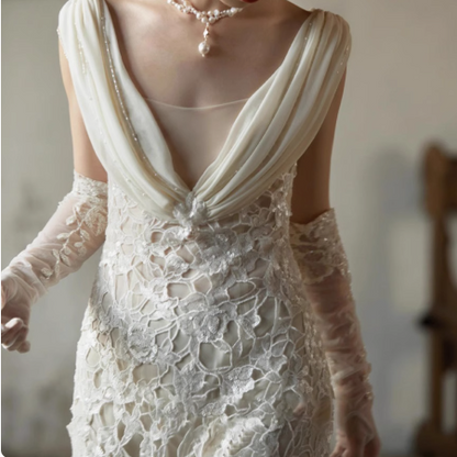 Sexy weißes Meerjungfrauen-Brautkleid mit tiefem V-Ausschnitt, Spitze, Schärpe und Schleppe P2680