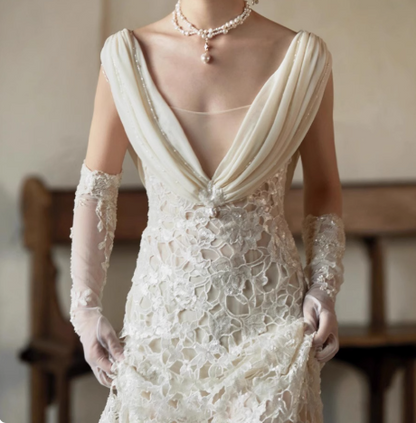 Sexy weißes Meerjungfrauen-Brautkleid mit tiefem V-Ausschnitt, Spitze, Schärpe und Schleppe P2680