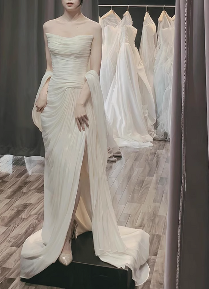 Einfaches, trägerloses, weißes, elegantes Hochzeitskleid aus Chiffon mit hohem Schlitz P2687