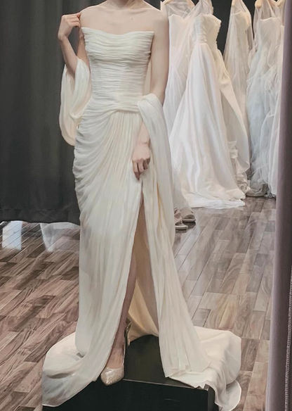 Einfaches, trägerloses, weißes, elegantes Hochzeitskleid aus Chiffon mit hohem Schlitz P2687
