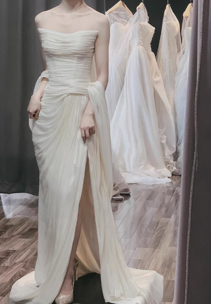 Einfaches, trägerloses, weißes, elegantes Hochzeitskleid aus Chiffon mit hohem Schlitz P2687