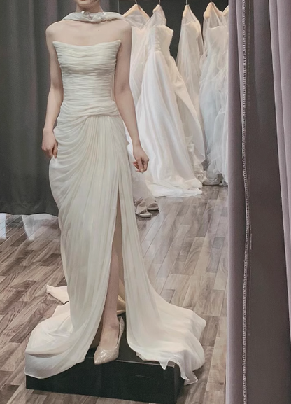 Einfaches, trägerloses, weißes, elegantes Hochzeitskleid aus Chiffon mit hohem Schlitz P2687