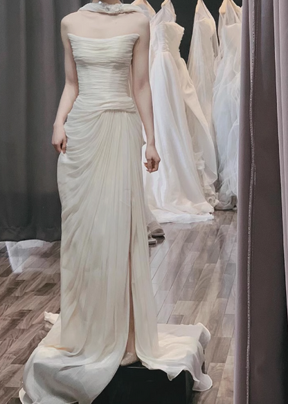 Einfaches, trägerloses, weißes, elegantes Hochzeitskleid aus Chiffon mit hohem Schlitz P2687