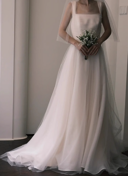 Einfaches, weißes, rückenfreies A-Linien-Brautkleid mit dünnen Trägern P2690