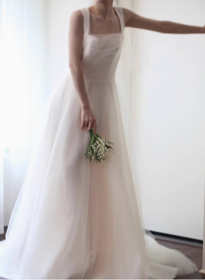 Einfaches, weißes, rückenfreies A-Linien-Brautkleid mit dünnen Trägern P2690