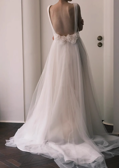 Einfaches, weißes, rückenfreies A-Linien-Brautkleid mit dünnen Trägern P2690