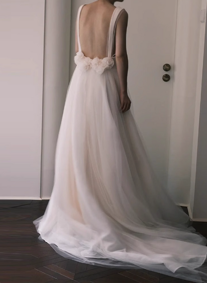 Einfaches, weißes, rückenfreies A-Linien-Brautkleid mit dünnen Trägern P2690