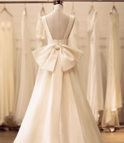 Weißes Prinzessinnen-Träger-Brautkleid aus Satin, rückenfrei, mit Schleife, vorne kurz hinten lang P2693