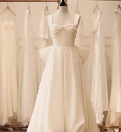 Weißes Prinzessinnen-Träger-Brautkleid aus Satin, rückenfrei, mit Schleife, vorne kurz hinten lang P2693