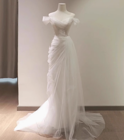 Elegantes, minimalistisches, schulterfreies, transparentes Meerjungfrauen-Hochzeitskleid in Weiß P2695