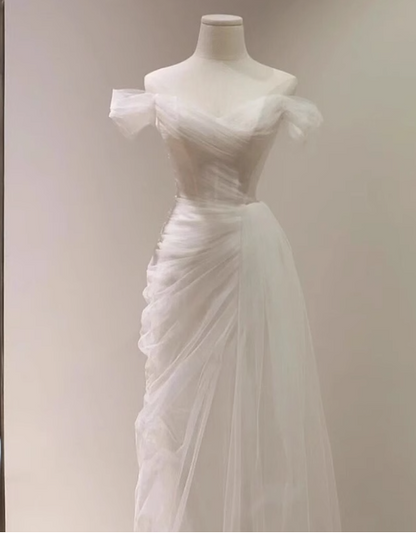 Elegantes, minimalistisches, schulterfreies, transparentes Meerjungfrauen-Hochzeitskleid in Weiß P2695